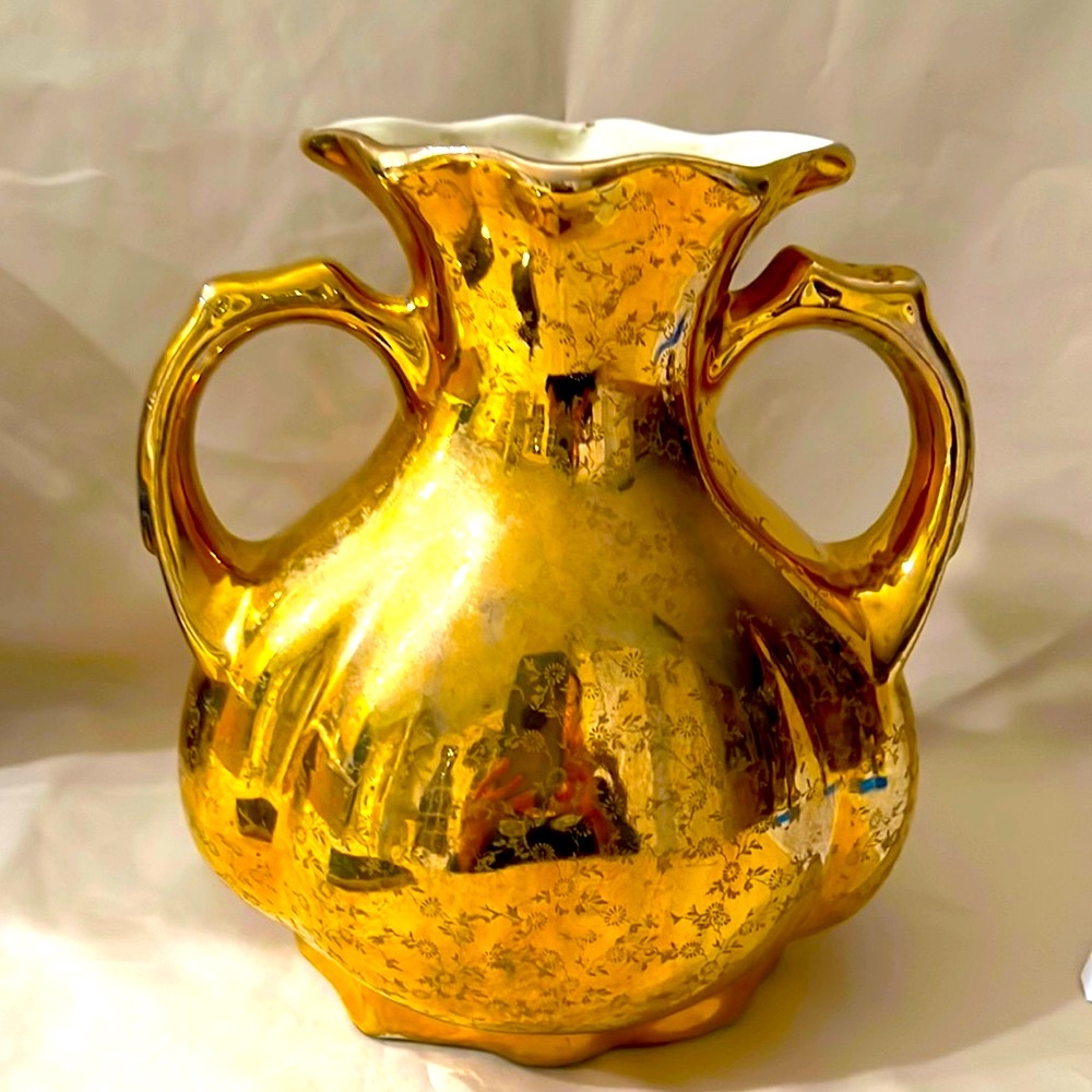Vintage Gold Hand Decorated Vase 8” Tall. Beautiful Display Piece. A1667.